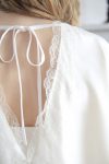 Femme en robe de mariée habillée d'une cape en pongé 100% soie et dentelle