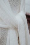 Femme en robe de mariée et étole en laine mohair