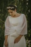 Femme en robe de mariée habillée d'un chauffe épaules tricoté en mohair