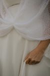 Femme en robe de mariée habillée d'un chauffe épaules tricoté en mohair