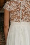 angie robe de mariee demi mesure romantique dos recouvert de dentelle fermee par boutons ceinture taille haute jupe froncee