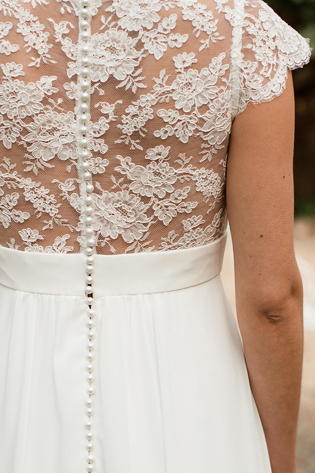 anouck robe de mariee demi mesure romantique en dentelle rebrodee dos recouvert boutonne jupe transparente