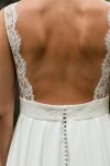 artemis robe de mariee demi mesure champetre dos ouvert forme carre ceinture en dentelle jupe a plis boutons nacres