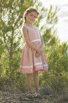 Petite fille en robe de cortège rose en crêpe et ruban satin