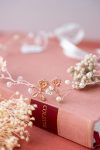 Headband de mariée composé de fil de cuivre gold rose avec des perles cristal et nacrée ivoire.