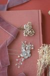 Cassandra pic/épingle en métal argent avec motif de fleur et feuilles émaillés ornés de strass et perles ivoires