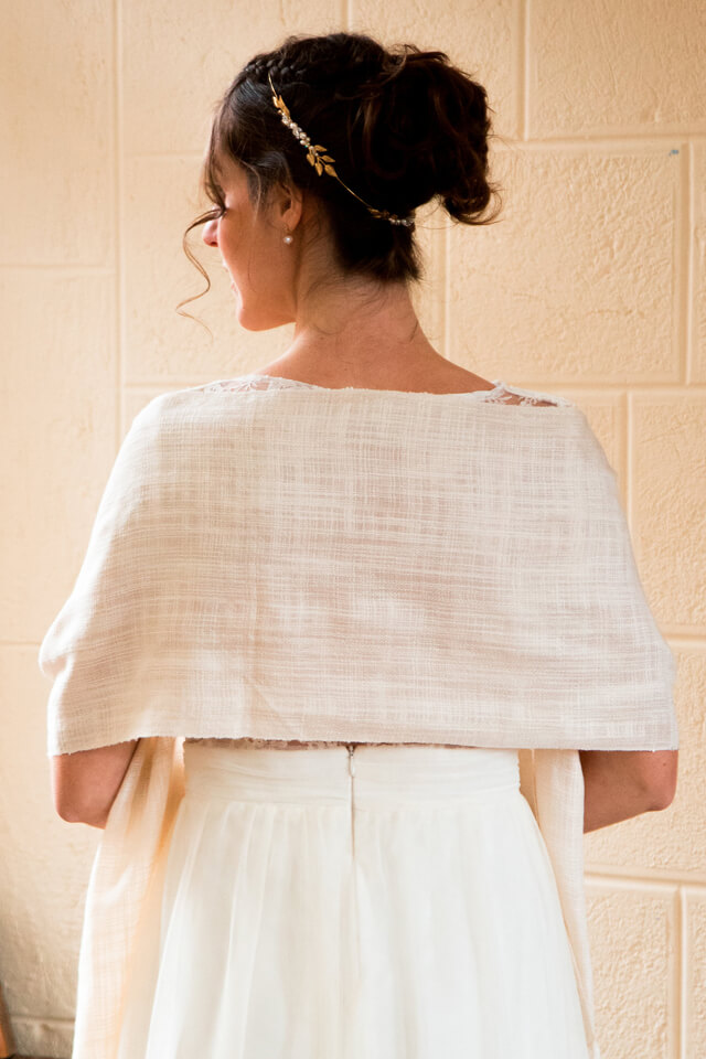 Femme en robe de mariée habillée d'une étole en soie sur les épaules