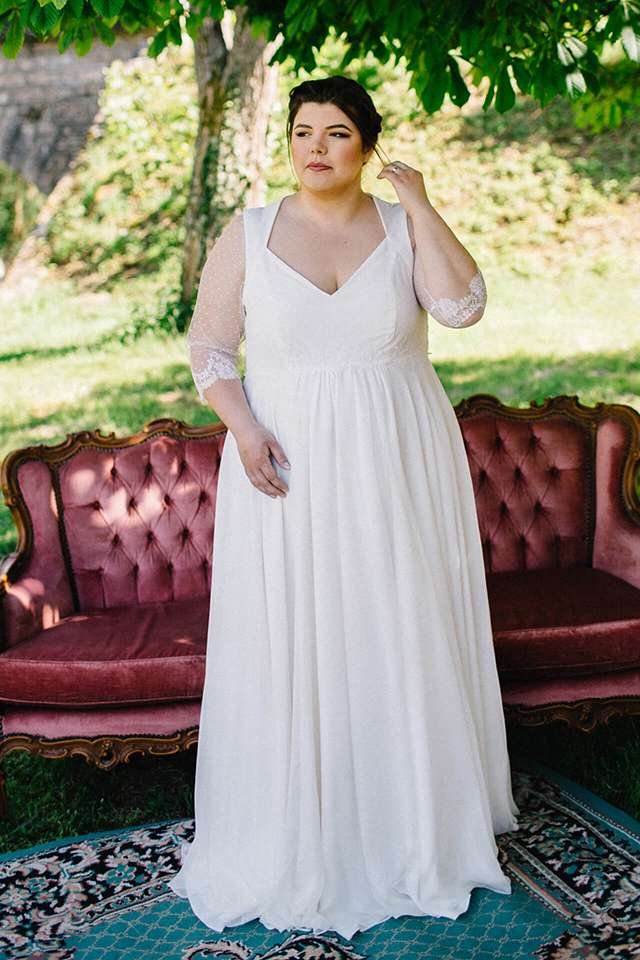 Robe de mariée fluide grande taille avec manches 3/4 et décolleté en V
