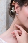 Jeune mariée portant des boucles d'oreilles courtes en pierres naturelles pierre de lune