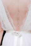 Robe de mariée en dentelle et bijou de dos en pierres naturelles perles