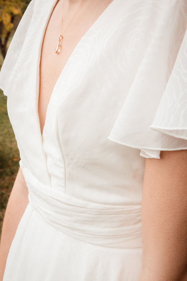 marion robe de mariee courte sur mesure tissu transparent mousseline frappee motifs roses ceinture drapee