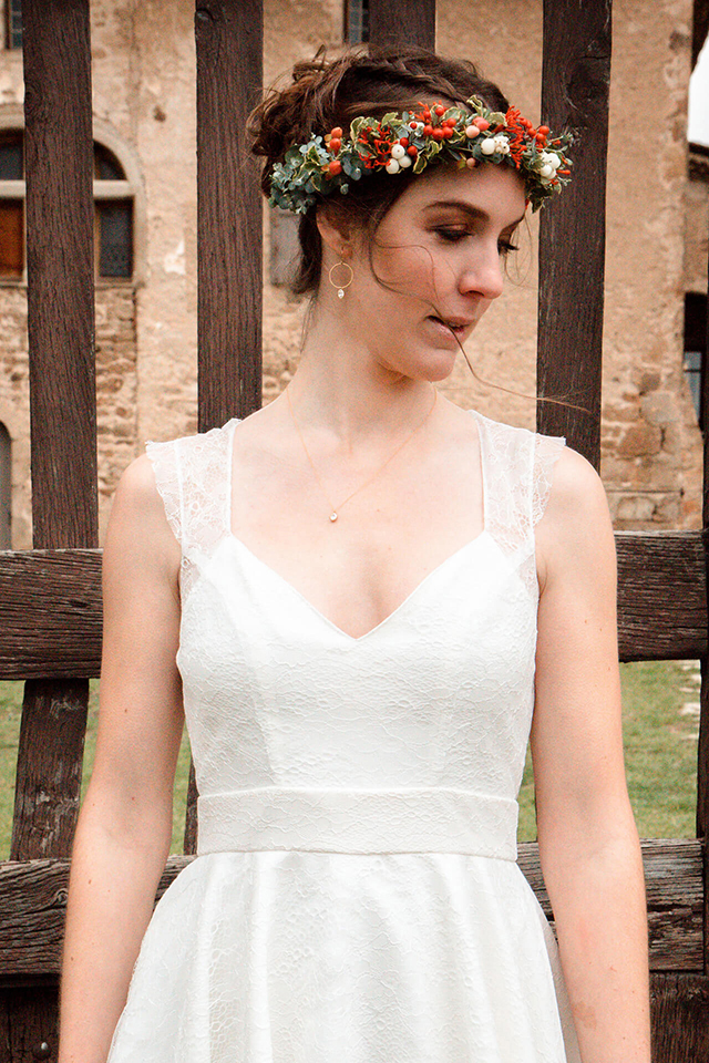 morgane robe de mariee courte sur mesure decollete dentelle transparente sur toute la robe coupe taille haute
