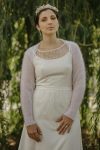 Femme en robe de mariée habillée d'un boléro tricoté en laine mohair