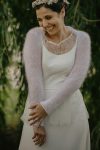 Femme en robe de mariée habillée d'un boléro tricoté en laine mohair