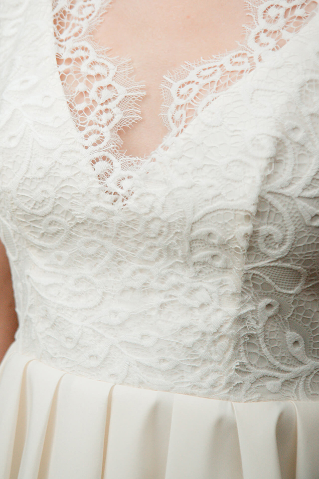 vanessa robe de mariee courte sur mesure dentelle geometrique buste ajuste col v jupe a plis