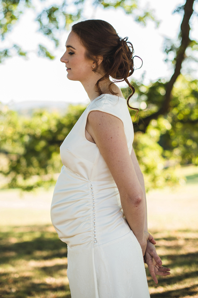 virginie robe de mariee femme enceinte en satin sur mesure grossesse ventre rond jupe dentelle et boutons nacres