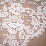 Détail de dentelle coton pour robe de mariée demi mesure petit budget
