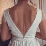 Dos nu forme V en dentelle opaque et zip invisible de robe de mariée demi mesure pour petit budget