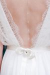 Robe de mariée en dentelle et bijou de dos en pierres naturelles roses