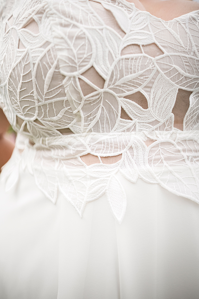 lydia robe de mariee grande taille sur mesure buste en broderie organza motif feuille ceinture transparente et jupe plissee