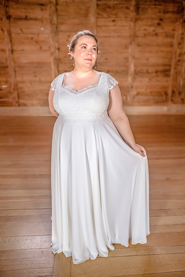 romy robe de mariee grande taille romantique en tissu fluide transparent buste ajuste taille haute en dentelle