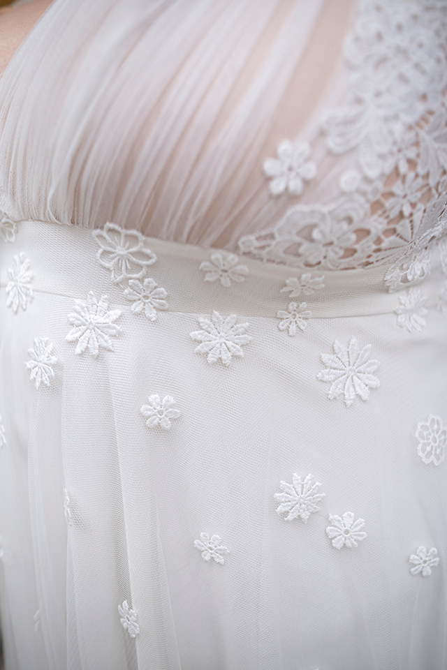 suzanne robe de mariee grande taille sur mesure drapee en tulle rebrode de guipure motifs fleurs ceinture taille haute