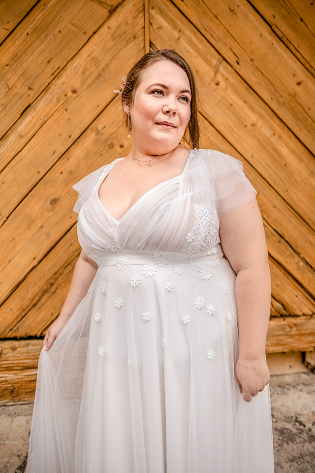suzanne robe de mariee grande taille sur mesure romantique col geometrique drape en tulle et brode de fleurs taille haute