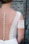 solveig robe de mariee en guipure geometrique dorsale de boutons en tissu