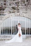 solveig robe de mariee sur mesure moderne en tulle avec traine et guipure geometrique avignon chateauneuf de gadagne