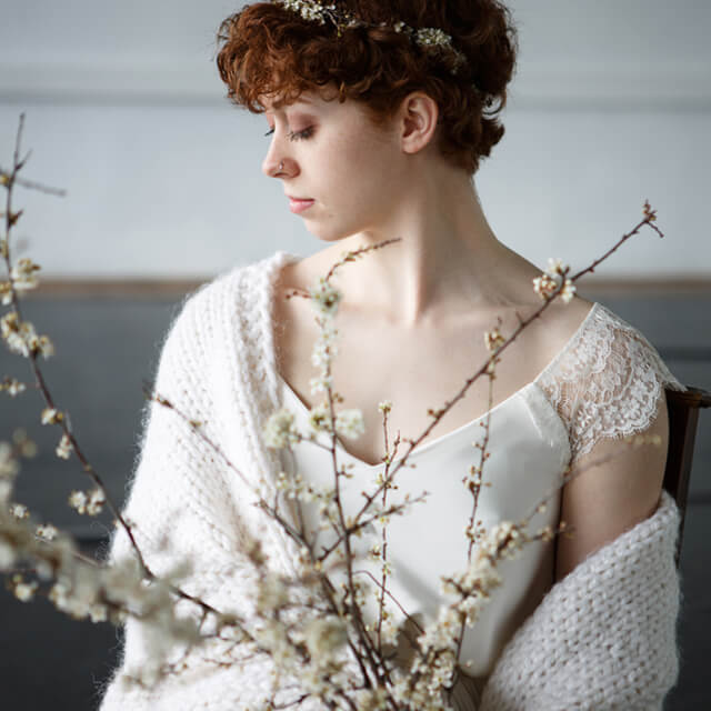 de blanc vetue robe de mariee sur mesure printemps accessoire de mariage etole tricotee laine le thor chateauneuf de gadagne