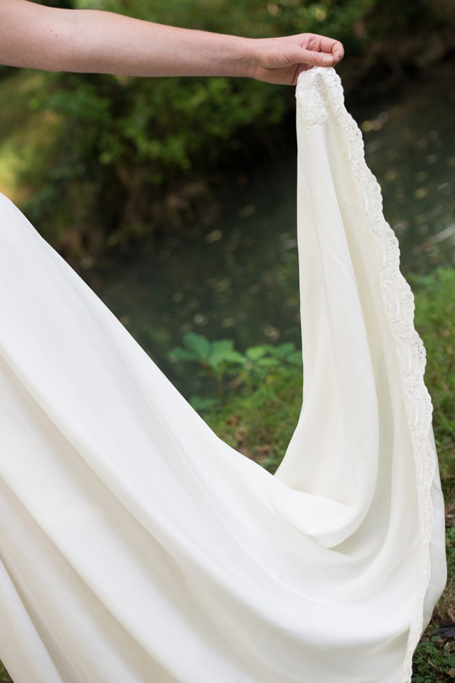 elise robe de mariee sur mesure en crepe de soie bord en dentelle epaisse le pontet
