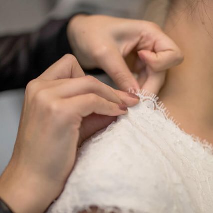 les mains de la creatrice couture personnalisee robe de mariage sur mesure dentelle morieres les avignon provence chateaurenard aramon