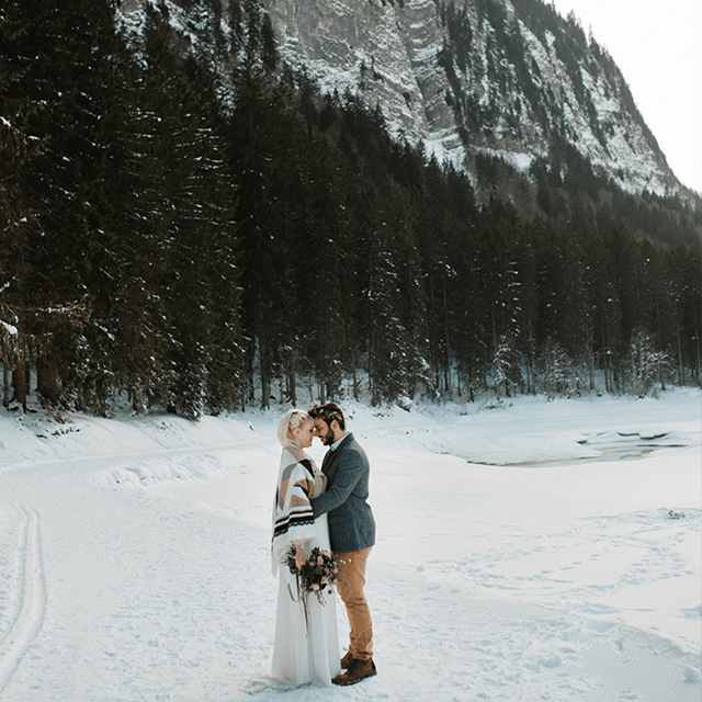 scandifolk mariage montagne dans la neige robe de mariee hiver sur mesure accessoire chaud rochefort sur gard velleron
