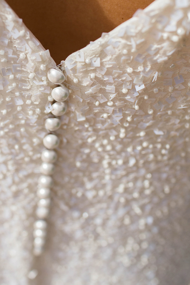 maelle robe de mariee sur mesure courte en tissu brode de perles et sequins carres boutons nacres rochefort du gard
