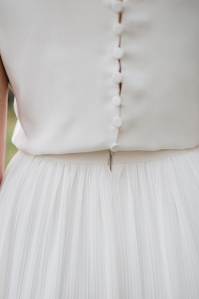 margot robe de mariee sur mesure boutons en tissu jupe en tissu plisse transparent cavaillon