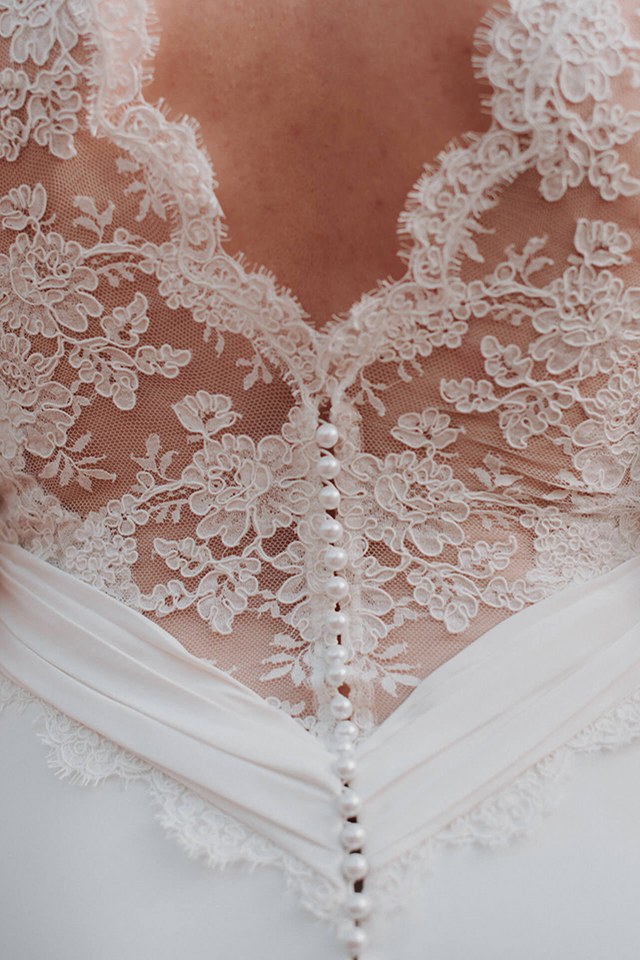 melanie robe de mariee sur mesure dos nu en v profond ferme par boutons nacres ceinture drapee en soie le pontet