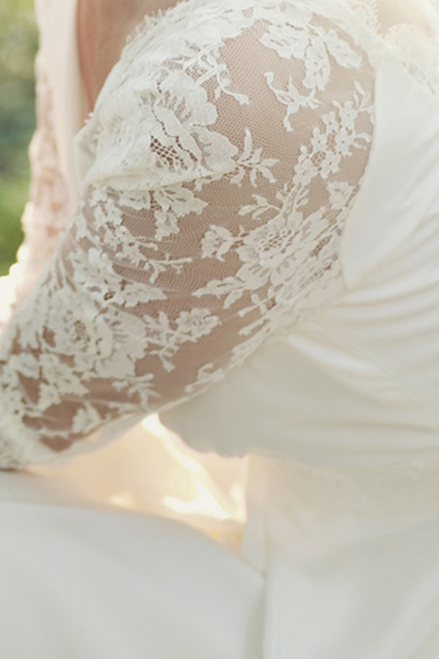 olivia robe de mariee sur mesure manches longues en dentelle transparente florale bas en soie le pontet