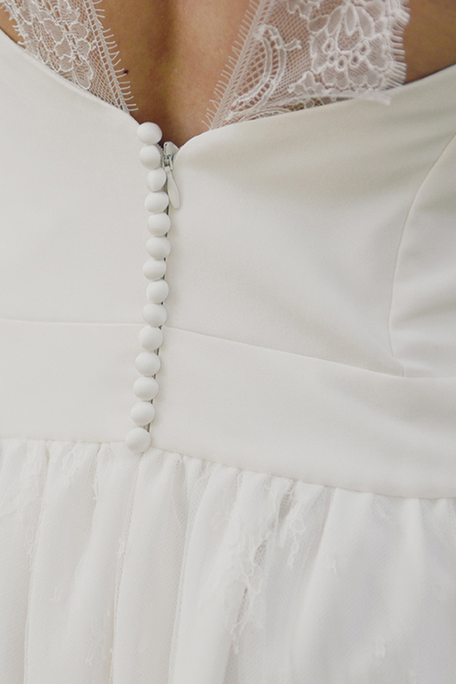 pauline robe de mariee sur mesure dentelle chantilly jupe en dentelle jusqu'aux pieds boutons dans le dos le pontet