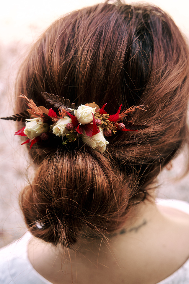 peigne marjorie accessoire de cheveux pour mariee en fleurs stabilisees coloris terracotta avec rose et fougere