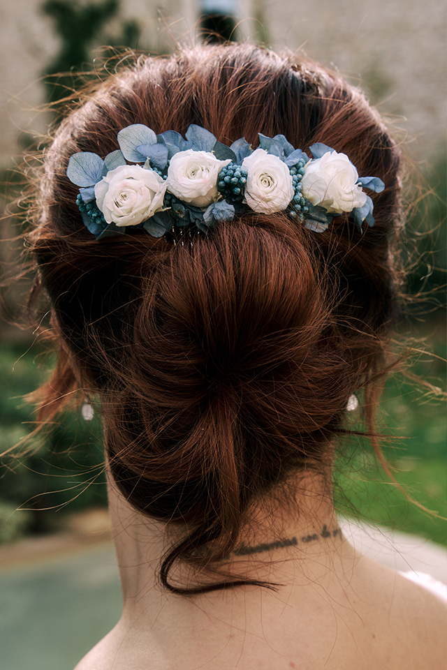 peigne juliette fleurs stabilisées couleur bleu coiffure de mariage
