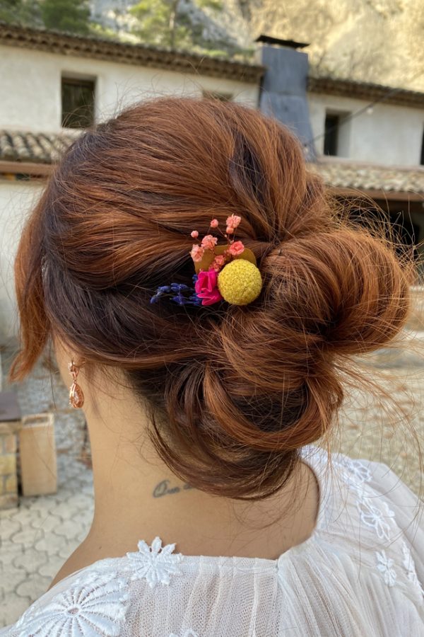 barette lina accessoire de cheveux pour mariee en fleurs stabilisees coloris fushia jaune lavande