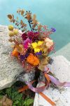 bouquet lina en fleurs eternelles coloris vifs jaune orange fushia