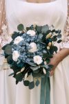 bouquet juliette en fleurs stabilisees bleues bouquet de mariee durable hortensia eucalyptus