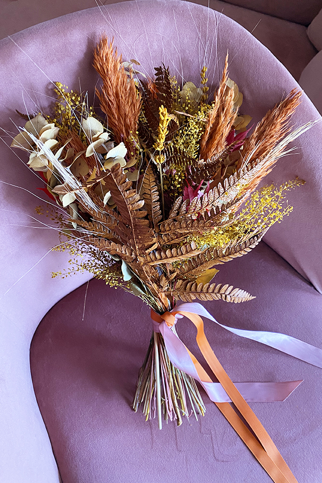 bouquet marjorie en fleurs stabilisees terracotta bouquet de mariage durable gardenia rose grammine orange