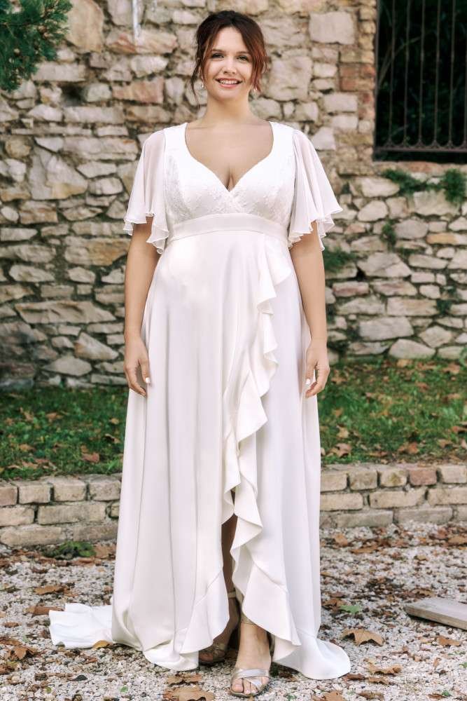 Robe de mariée grande taille avec manches papillon et jupe fluide à volants