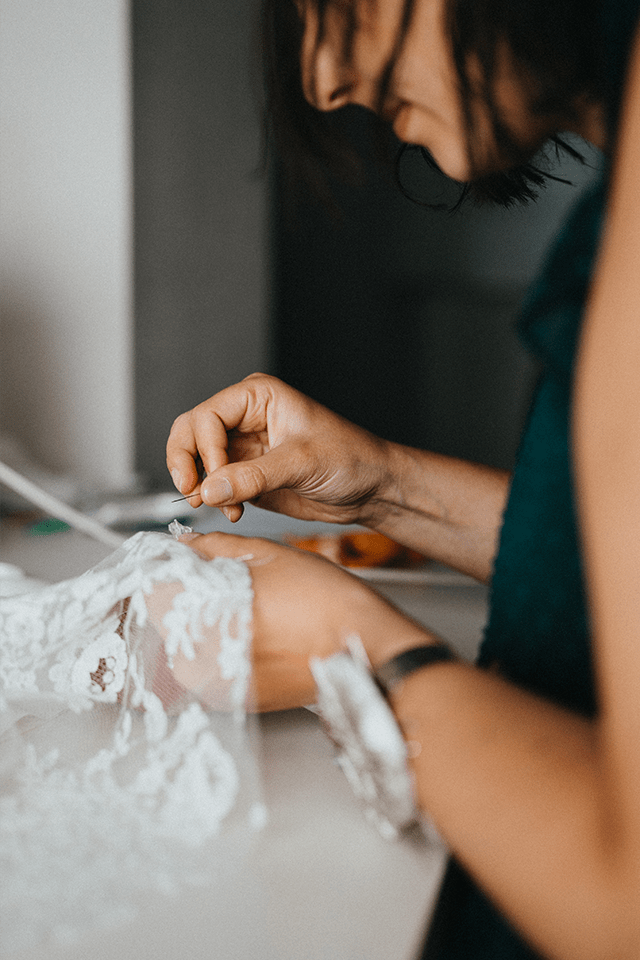 Couture artisanale d’une robe de mariée éco-responsable en Provence
