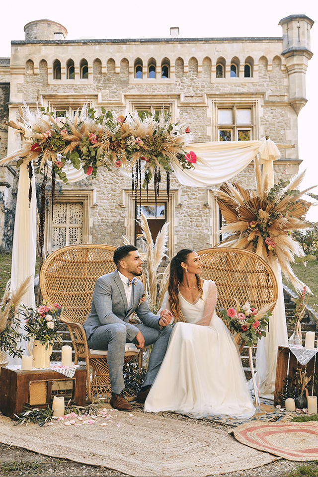 Création d’une robe de mariée sur-mesure dans un château provençal, mariage au style bohème chic