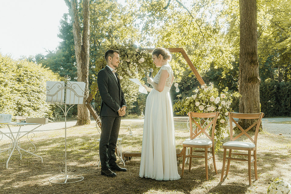 Création d’une robe de mariée sur-mesure pour femme enceinte à Avignon, adaptée à la grossesse
