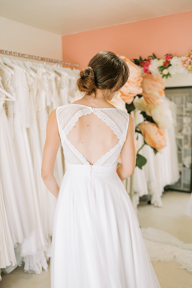Essayage d’une robe de mariée dos nu