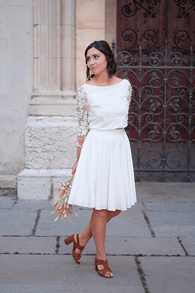 Femme en robe de mariée courte au style civil et innocent
